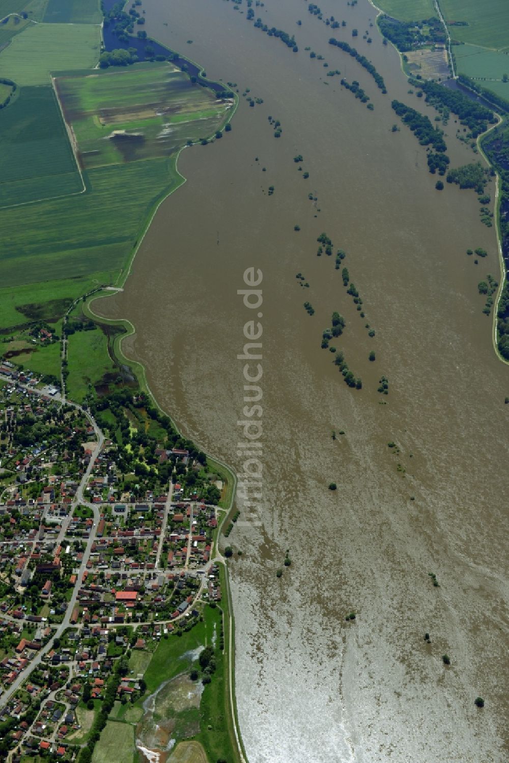 Sandau von oben - Hochwasser Pegel - Situation durch Überschwemmung und Übertritt der Ufer der Elbe entland des Verlaufes bei Sandau ( Elbe) im Bundesland Sachsen-Anhalt