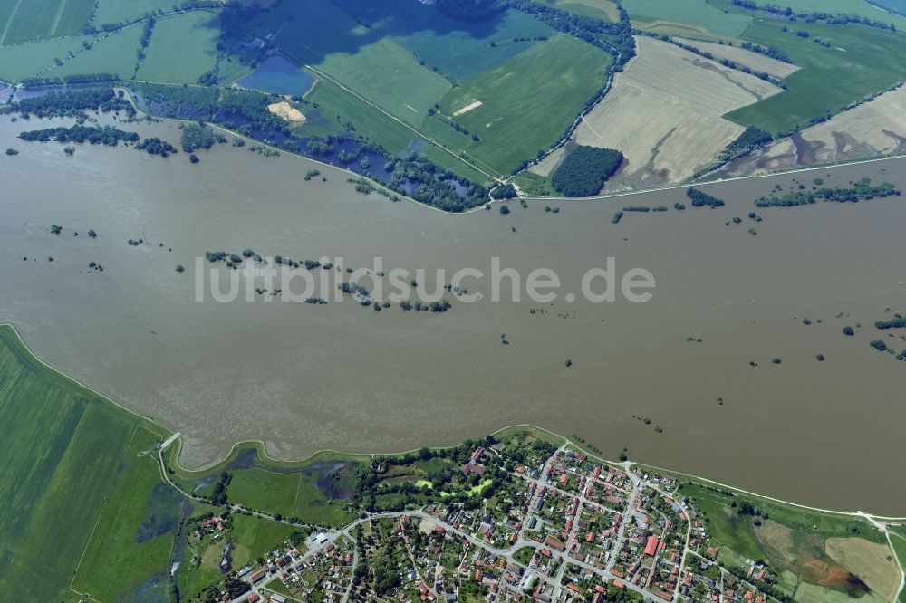 Luftbild Sandau - Hochwasser Pegel - Situation durch Überschwemmung und Übertritt der Ufer der Elbe entland des Verlaufes bei Sandau ( Elbe) im Bundesland Sachsen-Anhalt