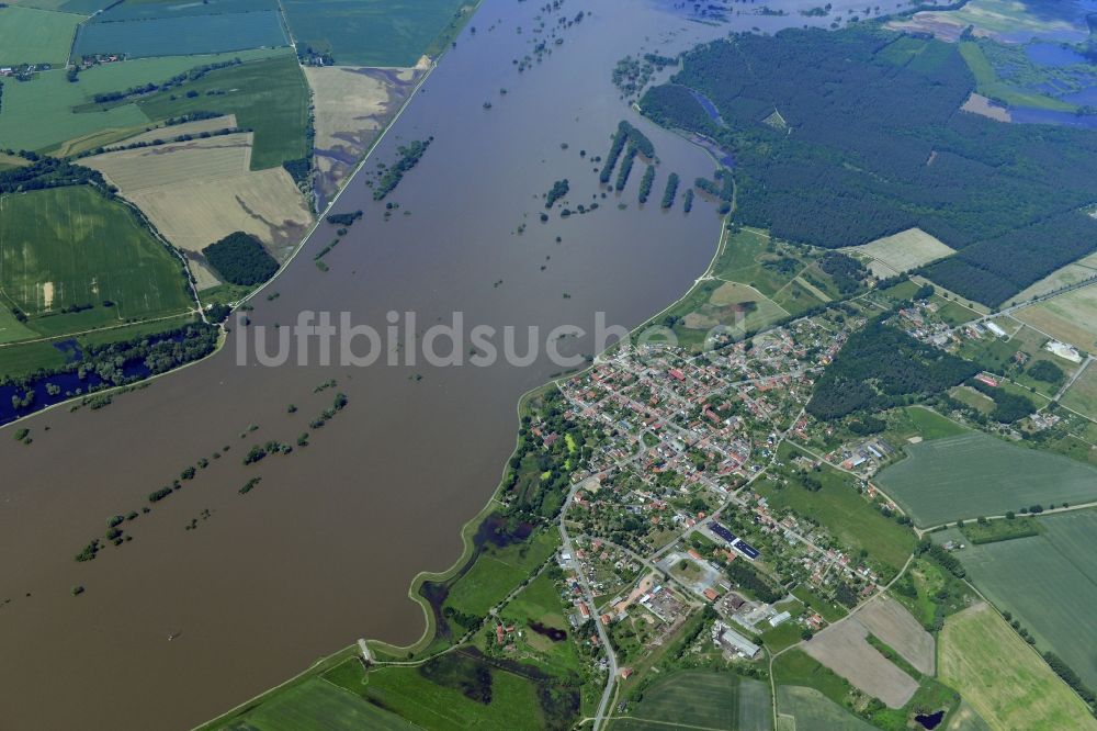 Luftaufnahme Sandau - Hochwasser Pegel - Situation durch Überschwemmung und Übertritt der Ufer der Elbe entland des Verlaufes bei Sandau ( Elbe) im Bundesland Sachsen-Anhalt