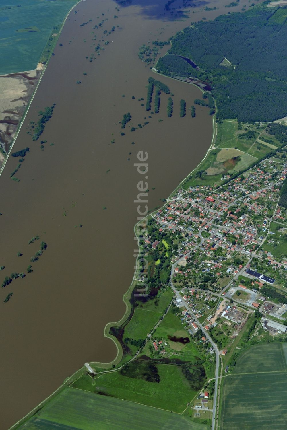 Sandau von oben - Hochwasser Pegel - Situation durch Überschwemmung und Übertritt der Ufer der Elbe entland des Verlaufes bei Sandau ( Elbe) im Bundesland Sachsen-Anhalt