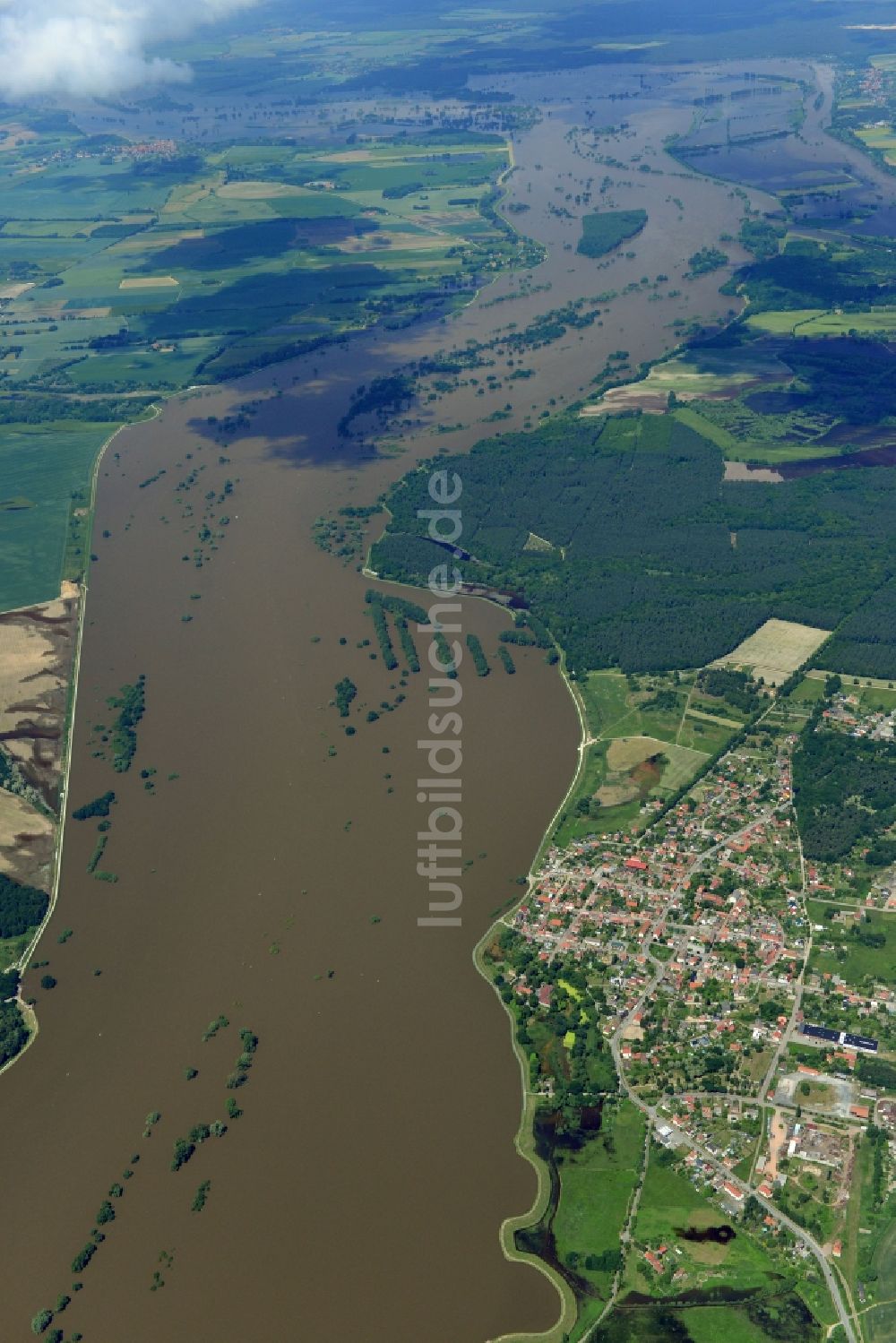 Sandau aus der Vogelperspektive: Hochwasser Pegel - Situation durch Überschwemmung und Übertritt der Ufer der Elbe entland des Verlaufes bei Sandau ( Elbe) im Bundesland Sachsen-Anhalt