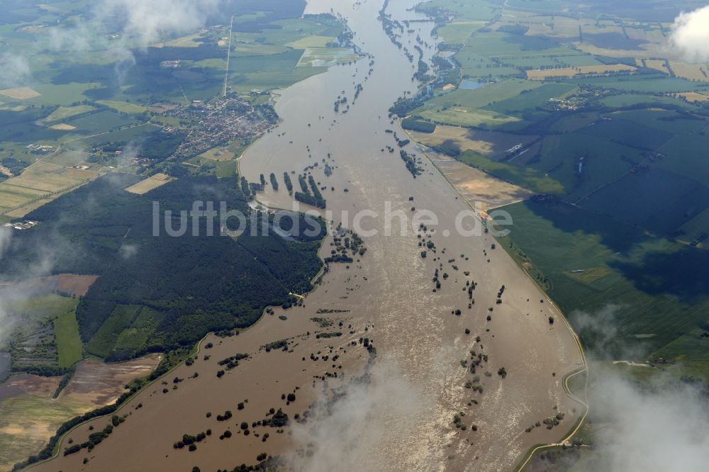 Sandau von oben - Hochwasser Pegel - Situation durch Überschwemmung und Übertritt der Ufer der Elbe entland des Verlaufes bei Sandau ( Elbe) im Bundesland Sachsen-Anhalt