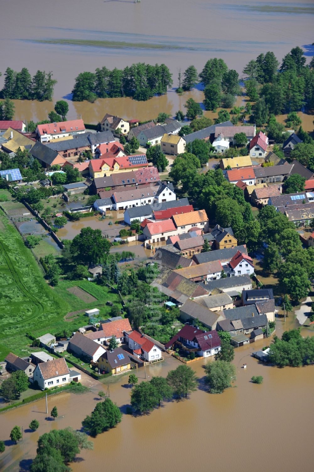 Luftaufnahme Glaucha OT Oberglaucha - Hochwasser Pegel - Situation durch Überschwemmung und Übertritt der Ufer der Mulde bei Glaucha OT Oberglaucha im Bundesland Sachsen