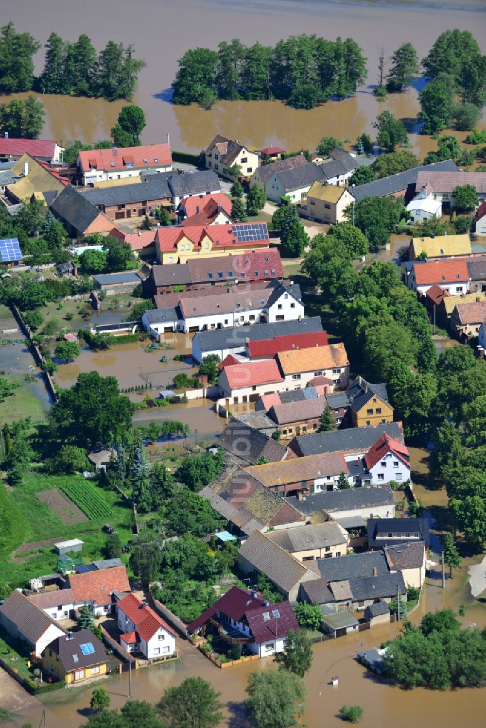 Glaucha OT Oberglaucha von oben - Hochwasser Pegel - Situation durch Überschwemmung und Übertritt der Ufer der Mulde bei Glaucha OT Oberglaucha im Bundesland Sachsen