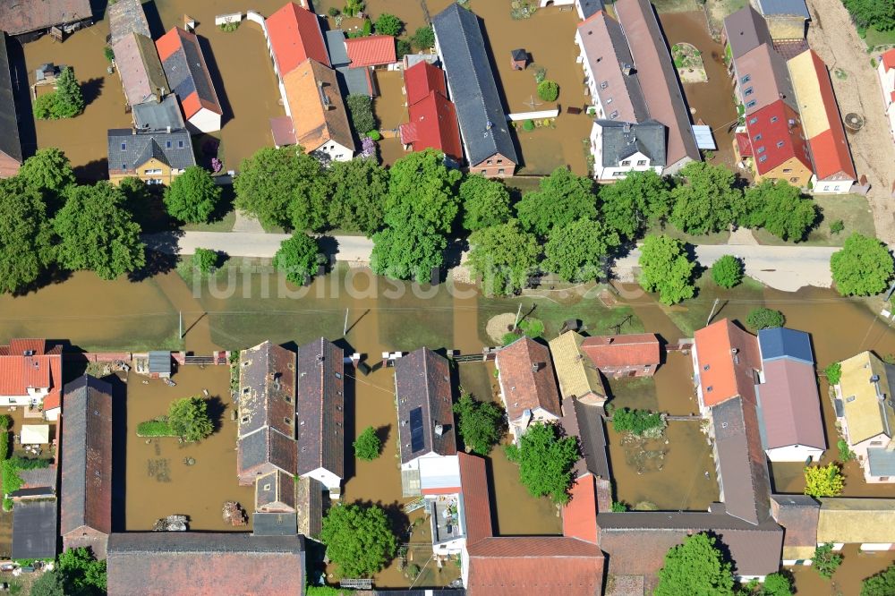 Luftaufnahme Glaucha OT Oberglaucha - Hochwasser Pegel - Situation durch Überschwemmung und Übertritt der Ufer der Mulde bei Glaucha OT Oberglaucha im Bundesland Sachsen