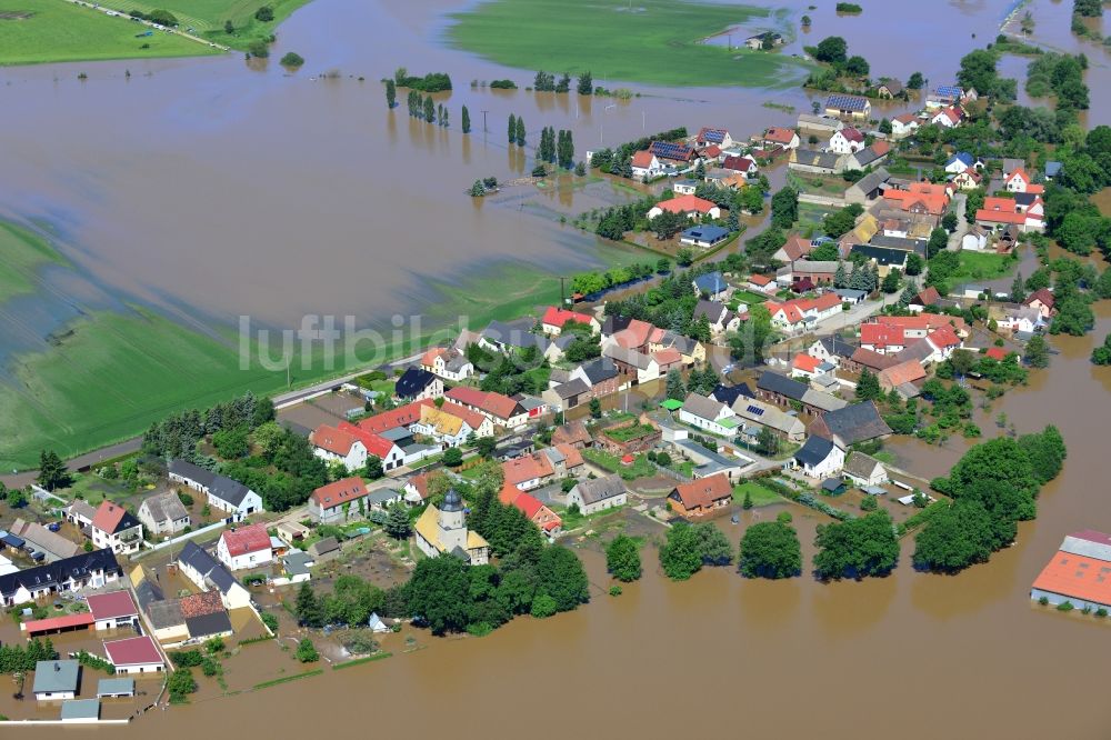 Glaucha OT Oberglaucha von oben - Hochwasser Pegel - Situation durch Überschwemmung und Übertritt der Ufer der Mulde bei Glaucha OT Oberglaucha im Bundesland Sachsen