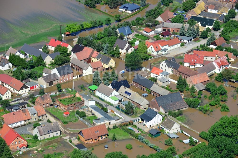 Glaucha OT Oberglaucha aus der Vogelperspektive: Hochwasser Pegel - Situation durch Überschwemmung und Übertritt der Ufer der Mulde bei Glaucha OT Oberglaucha im Bundesland Sachsen