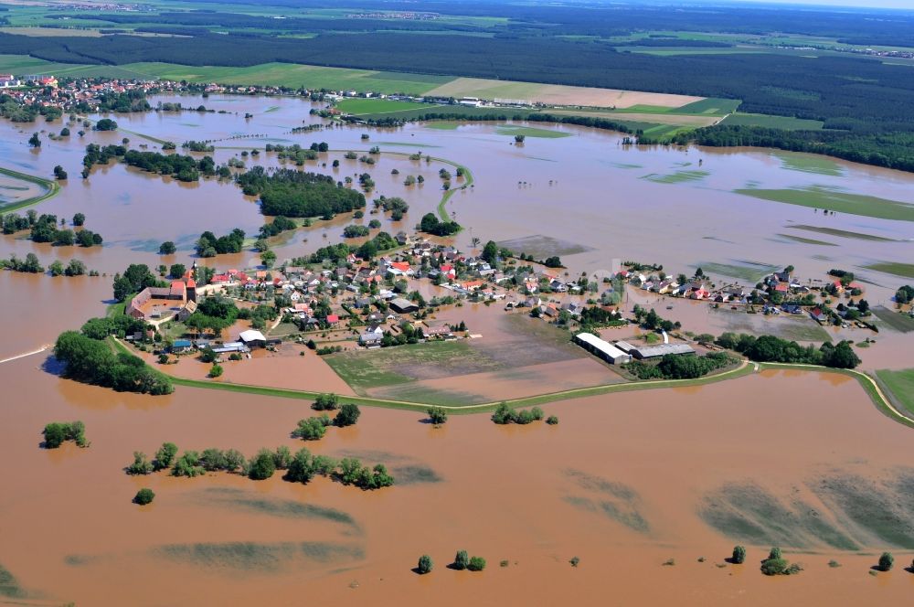 Hohenpreßnitz aus der Vogelperspektive: Hochwasser Pegel - Situation durch Überschwemmung und Übertritt der Ufer der Mulde bei Hohenpreßnitz im Bundesland Sachsen