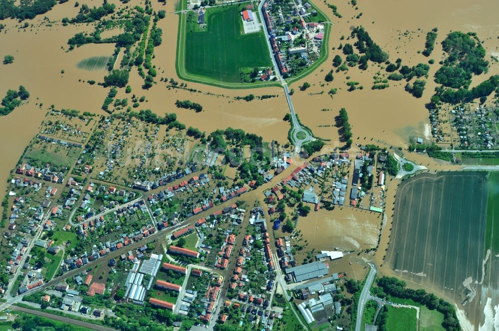 Jeßnitz von oben - Hochwasser Pegel - Situation durch Überschwemmung und Übertritt der Ufer der Mulde bei Jeßnitz im Bundesland Sachsen-Anhalt