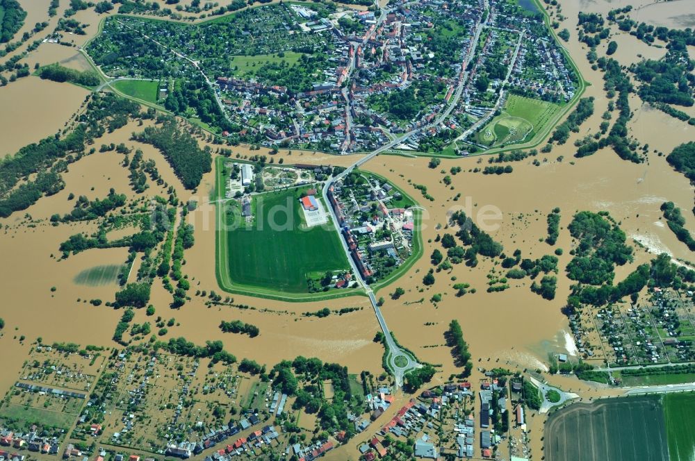 Jeßnitz aus der Vogelperspektive: Hochwasser Pegel - Situation durch Überschwemmung und Übertritt der Ufer der Mulde bei Jeßnitz im Bundesland Sachsen-Anhalt