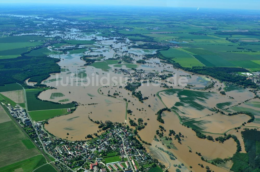 Laußig von oben - Hochwasser Pegel - Situation durch Überschwemmung und Übertritt der Ufer der Mulde bei Laußig im Bundesland Sachsen