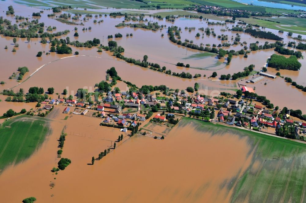 Laußig von oben - Hochwasser Pegel - Situation durch Überschwemmung und Übertritt der Ufer der Mulde bei Laußig im Bundesland Sachsen