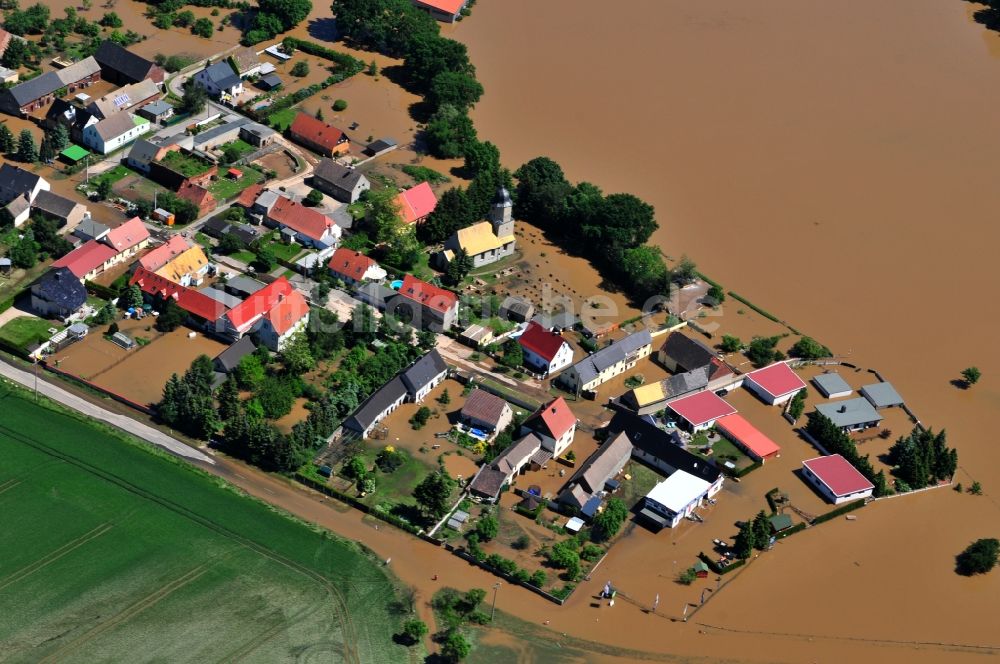 Laußig aus der Vogelperspektive: Hochwasser Pegel - Situation durch Überschwemmung und Übertritt der Ufer der Mulde bei Laußig im Bundesland Sachsen