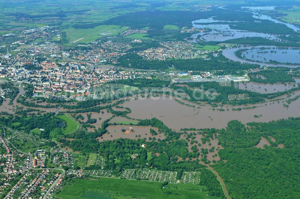 Waldersee aus der Vogelperspektive: Hochwasser Pegel - Situation durch Überschwemmung und Übertritt der Ufer der Mulde bei Waldersee im Bundesland Sachsen-Anhalt