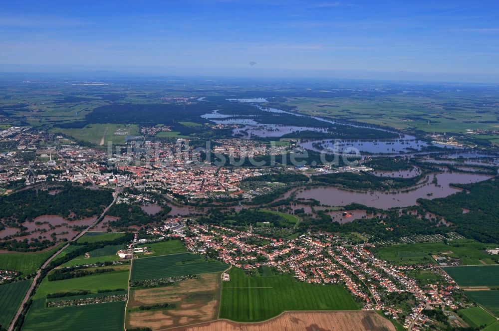 Waldersee aus der Vogelperspektive: Hochwasser Pegel - Situation durch Überschwemmung und Übertritt der Ufer der Mulde bei Waldersee im Bundesland Sachsen-Anhalt