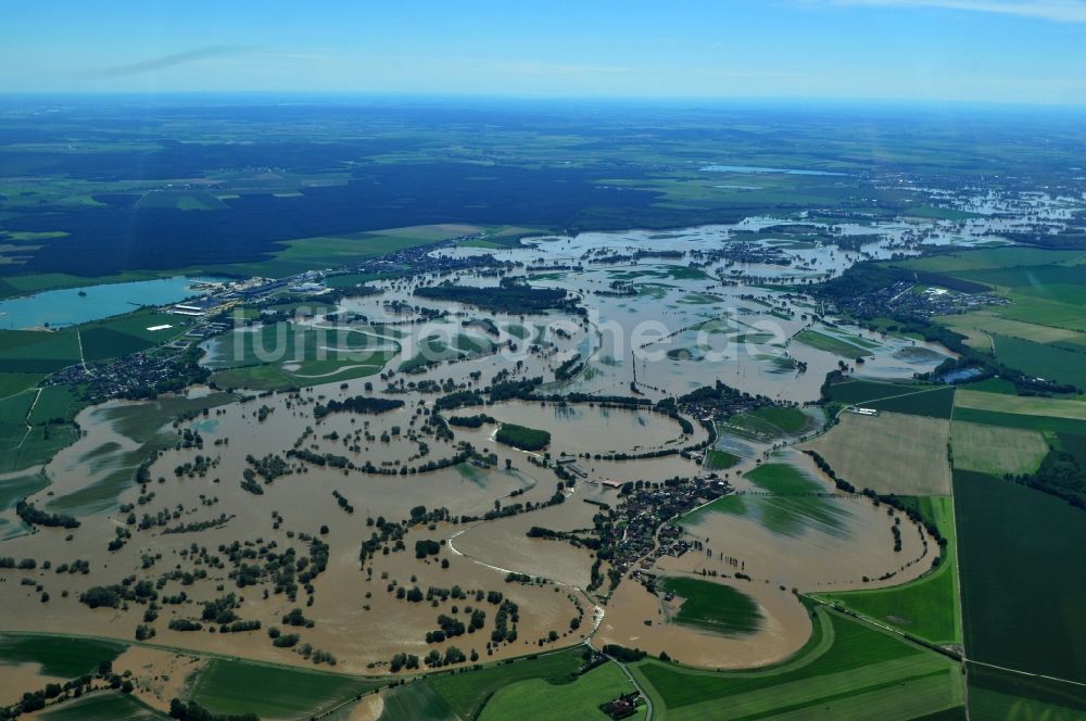 Wolfen aus der Vogelperspektive: Hochwasser Pegel - Situation durch Überschwemmung und Übertritt der Ufer der Mulde bei Wolfen im Bundesland Sachsen-Anhalt