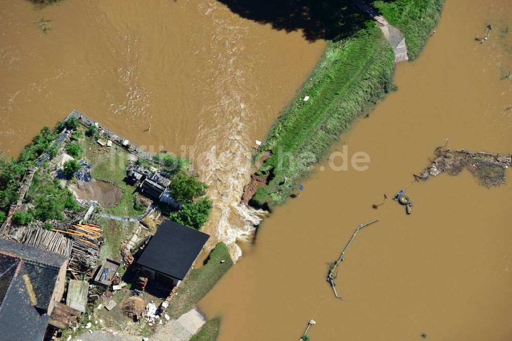 Laußig von oben - Hochwasser Pegel - Situation durch Überschwemmung, Dammbruch und Übertritt der Ufer der Mulde bei Laußig im Bundesland Sachsen