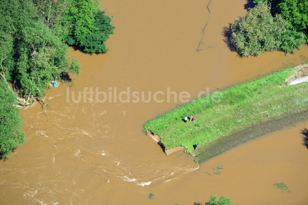 Luftaufnahme Laußig - Hochwasser Pegel - Situation durch Überschwemmung, Dammbruch und Übertritt der Ufer der Mulde bei Laußig im Bundesland Sachsen