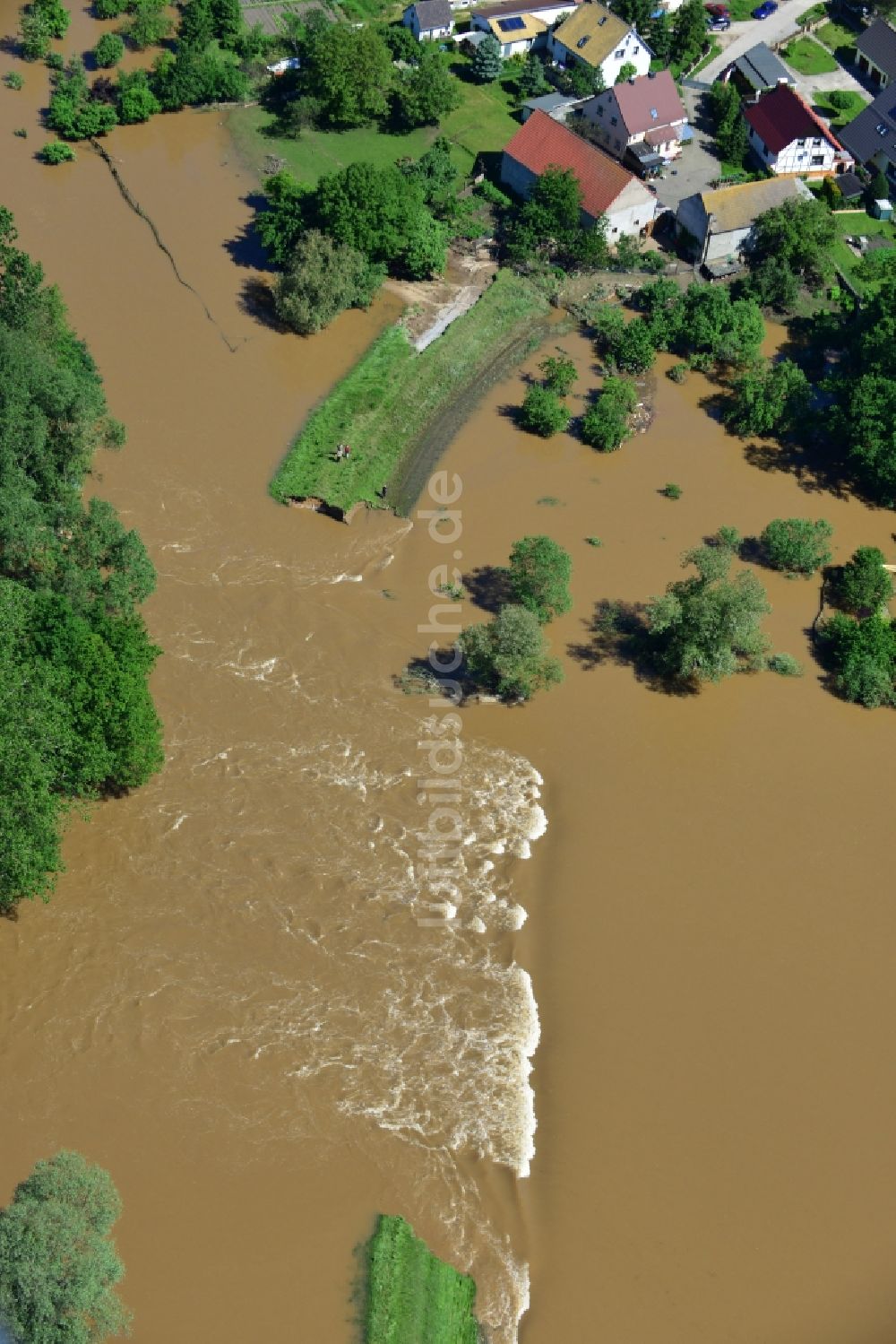 Laußig aus der Vogelperspektive: Hochwasser Pegel - Situation durch Überschwemmung, Dammbruch und Übertritt der Ufer der Mulde bei Laußig im Bundesland Sachsen