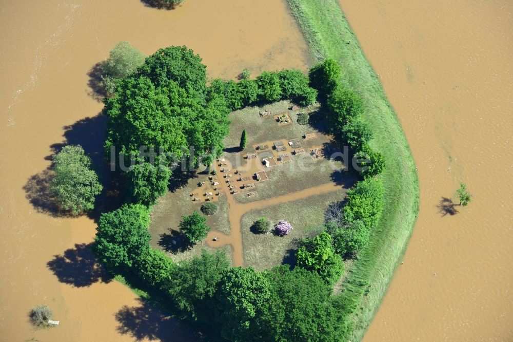 Gruna aus der Vogelperspektive: Hochwasser Pegel - Situation durch Überschwemmung, Dammbruch und Übertritt der Ufer der Mulde an einem Friedhof bei Gruna im Bundesland Sachsen