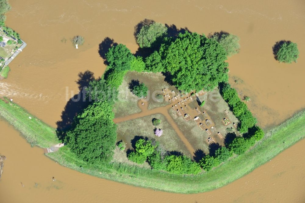 Luftbild Gruna - Hochwasser Pegel - Situation durch Überschwemmung, Dammbruch und Übertritt der Ufer der Mulde an einem Friedhof bei Gruna im Bundesland Sachsen