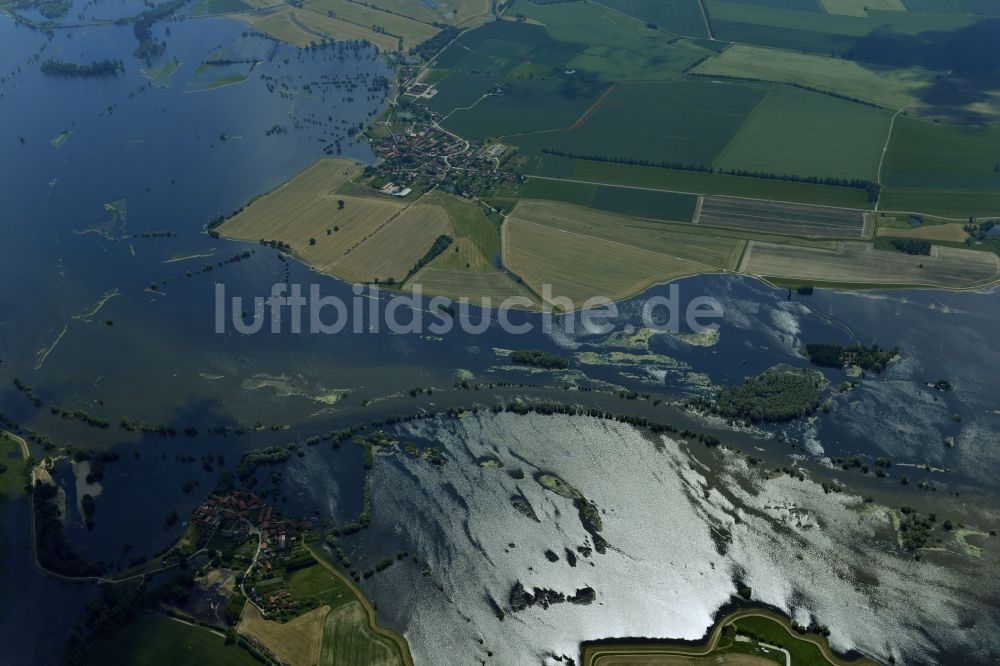 Rhinow von oben - Hochwasser Pegel - Situation durch Überschwemmung und Flutung der Havelaue am Gülper See westlich von Rhinow im Bundesland Brandenburg