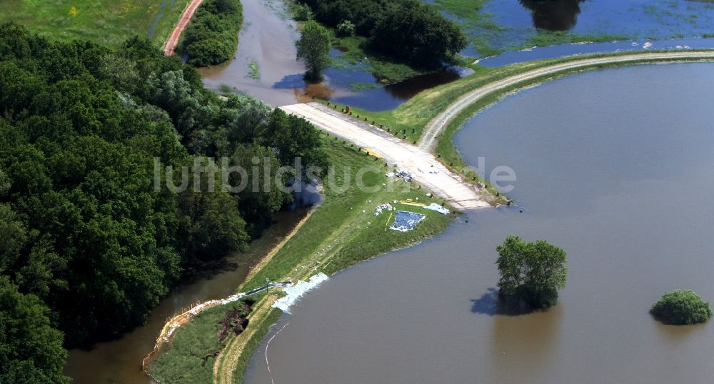 Luftbild Breitenhagen - Hochwasser Pegel - Situation durch Dammbruch an den Überflutungsgebieten der Elbe bei Breitenhagen im Bundesland Sachsen-Anhalt