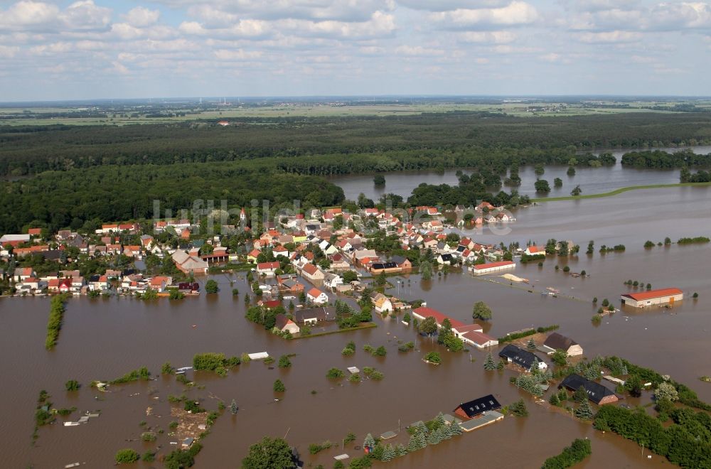 Luftbild Fischbeck ( Elbe ) - Hochwasser Pegel - Situation durch Dammbruch an den Überflutungsgebieten der Elbe bei Fischbeck ( Elbe ) im Bundesland Sachsen-Anhalt