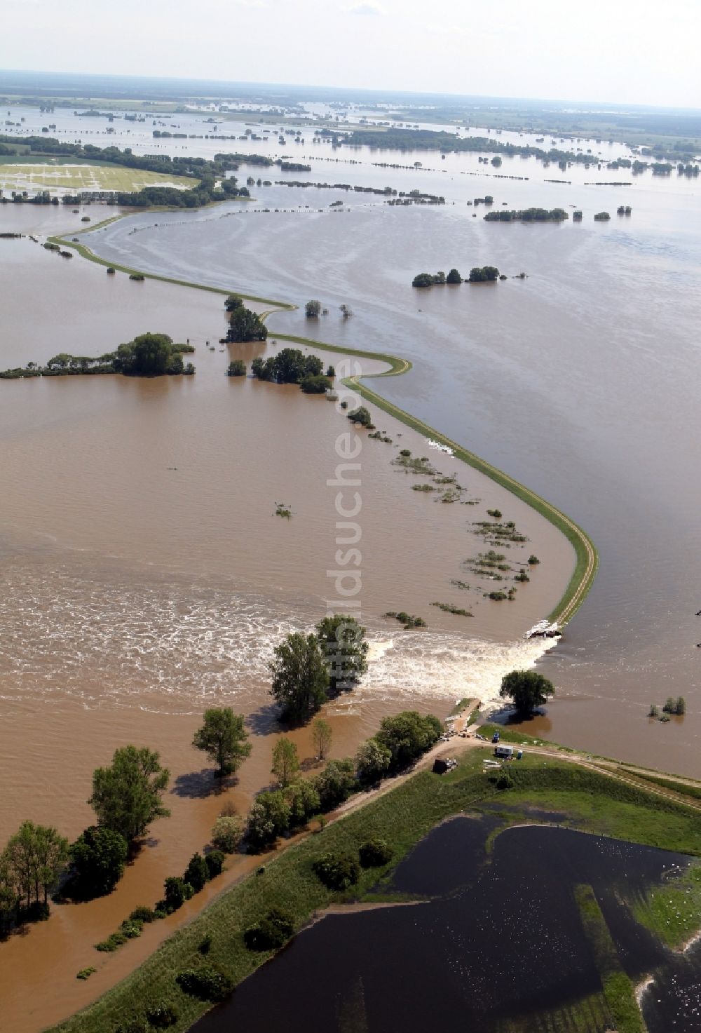 Fischbeck ( Elbe ) von oben - Hochwasser Pegel - Situation durch Dammbruch an den Überflutungsgebieten der Elbe bei Fischbeck ( Elbe ) im Bundesland Sachsen-Anhalt