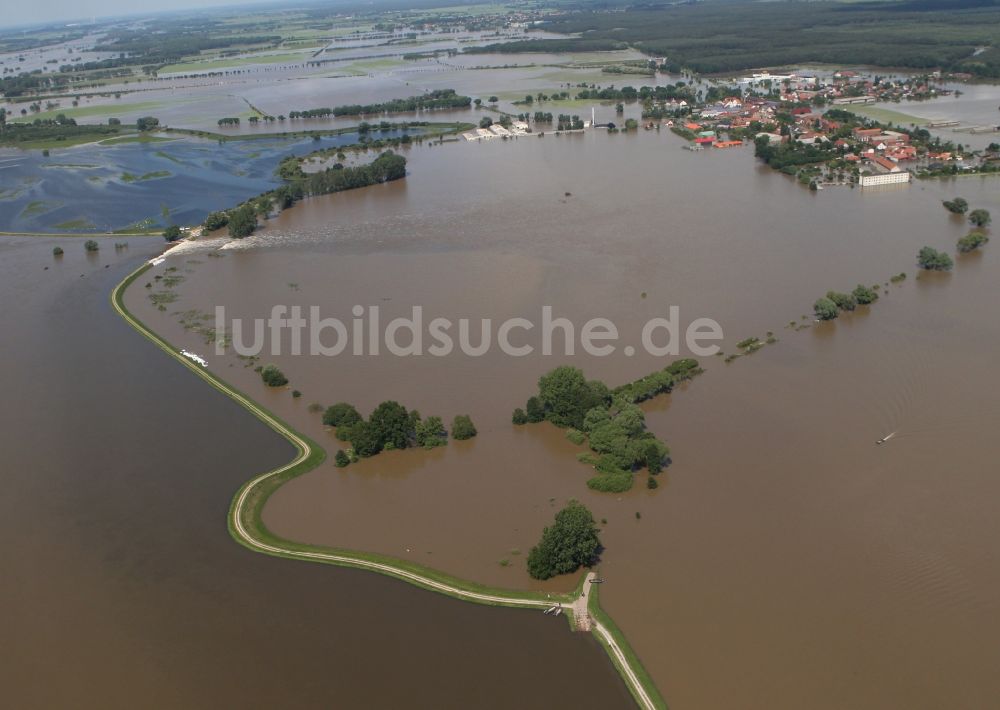 Fischbeck ( Elbe ) aus der Vogelperspektive: Hochwasser Pegel - Situation durch Dammbruch an den Überflutungsgebieten der Elbe bei Fischbeck ( Elbe ) im Bundesland Sachsen-Anhalt