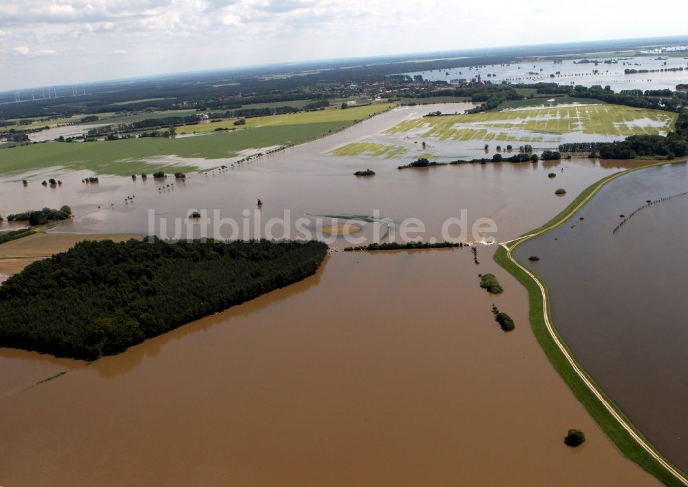 Luftbild Fischbeck ( Elbe ) - Hochwasser Pegel - Situation durch Dammbruch an den Überflutungsgebieten der Elbe bei Fischbeck ( Elbe ) im Bundesland Sachsen-Anhalt