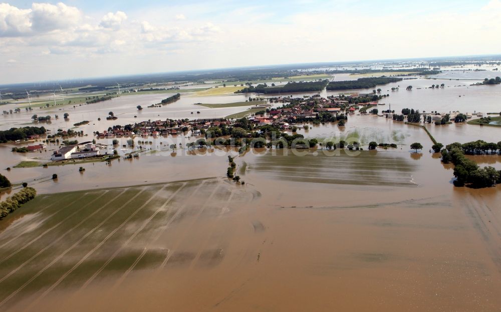 Fischbeck ( Elbe ) von oben - Hochwasser Pegel - Situation durch Dammbruch an den Überflutungsgebieten der Elbe bei Fischbeck ( Elbe ) im Bundesland Sachsen-Anhalt