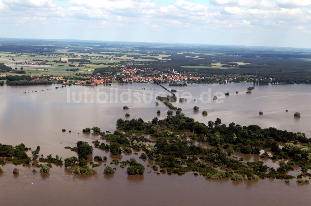 Luftaufnahme Fischbeck ( Elbe ) - Hochwasser Pegel - Situation durch Dammbruch an den Überflutungsgebieten der Elbe bei Fischbeck ( Elbe ) im Bundesland Sachsen-Anhalt