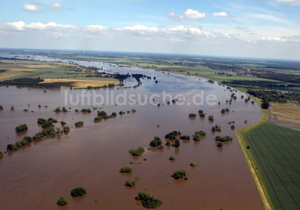 Fischbeck ( Elbe ) von oben - Hochwasser Pegel - Situation durch Dammbruch an den Überflutungsgebieten der Elbe bei Fischbeck ( Elbe ) im Bundesland Sachsen-Anhalt