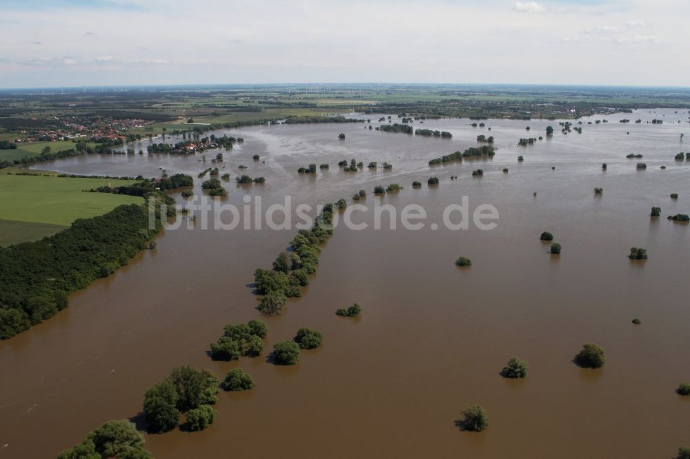 Fischbeck ( Elbe ) aus der Vogelperspektive: Hochwasser Pegel - Situation durch Dammbruch an den Überflutungsgebieten der Elbe bei Fischbeck ( Elbe ) im Bundesland Sachsen-Anhalt