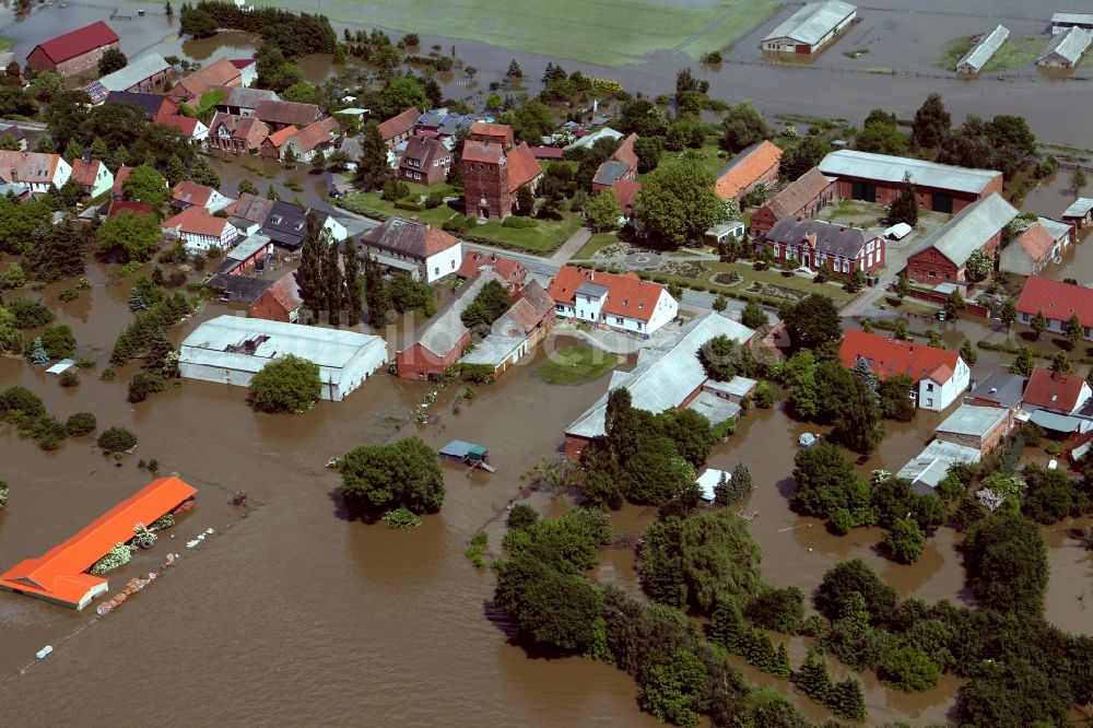 Luftbild Fischbeck ( Elbe ) - Hochwasser Pegel - Situation durch Dammbruch an den Überflutungsgebieten der Elbe bei Fischbeck ( Elbe ) im Bundesland Sachsen-Anhalt