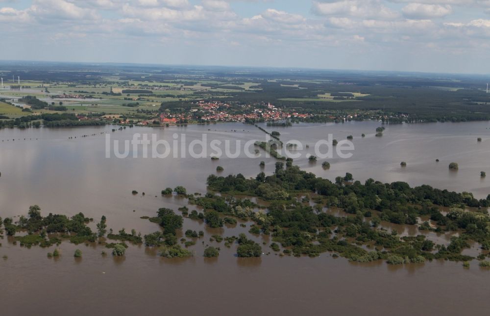 Luftaufnahme Fischbeck ( Elbe ) - Hochwasser Pegel - Situation durch Dammbruch an den Überflutungsgebieten der Elbe bei Fischbeck ( Elbe ) im Bundesland Sachsen-Anhalt