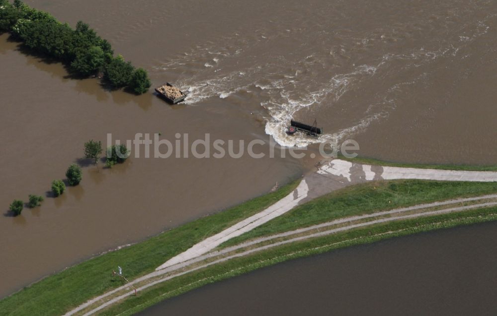 Fischbeck ( Elbe ) aus der Vogelperspektive: Hochwasser Pegel - Situation durch Dammbruch an den Überflutungsgebieten der Elbe bei Fischbeck ( Elbe ) im Bundesland Sachsen-Anhalt