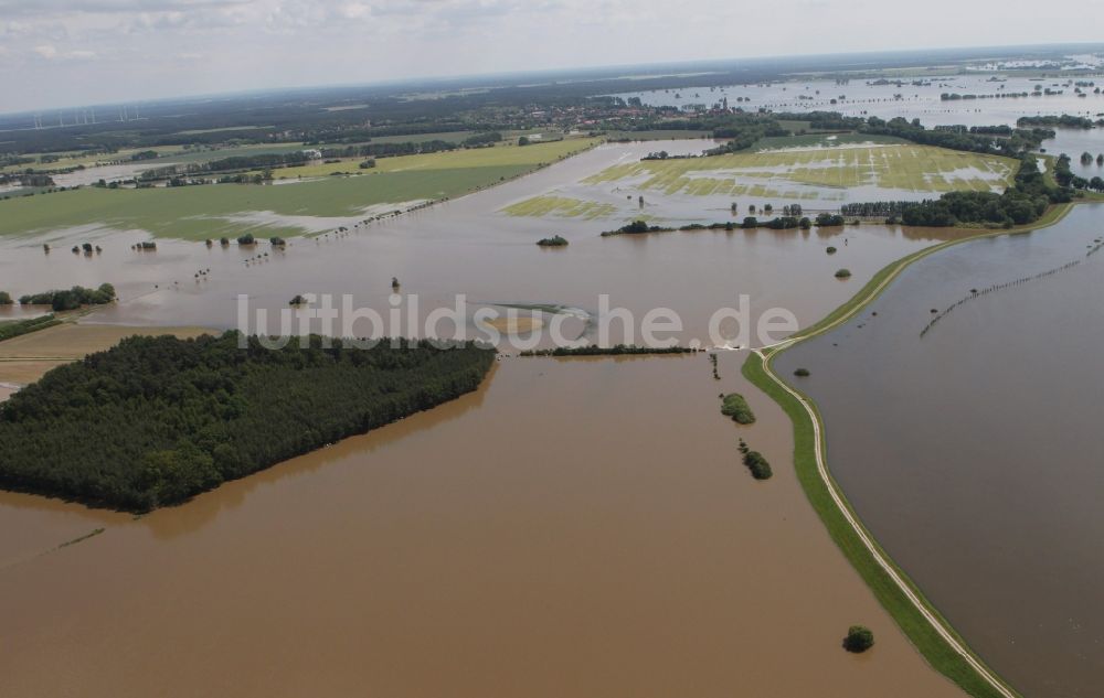 Luftbild Fischbeck ( Elbe ) - Hochwasser Pegel - Situation durch Dammbruch an den Überflutungsgebieten der Elbe bei Fischbeck ( Elbe ) im Bundesland Sachsen-Anhalt