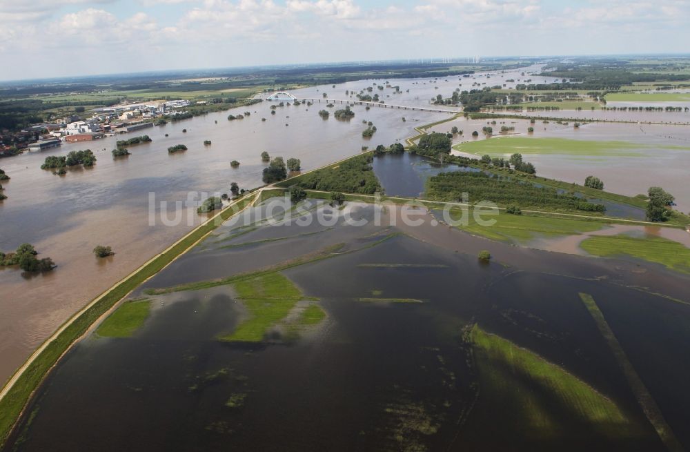 Luftaufnahme Fischbeck ( Elbe ) - Hochwasser Pegel - Situation durch Dammbruch an den Überflutungsgebieten der Elbe bei Fischbeck ( Elbe ) im Bundesland Sachsen-Anhalt