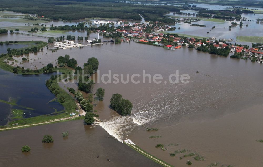 Fischbeck ( Elbe ) von oben - Hochwasser Pegel - Situation durch Dammbruch an den Überflutungsgebieten der Elbe bei Fischbeck ( Elbe ) im Bundesland Sachsen-Anhalt