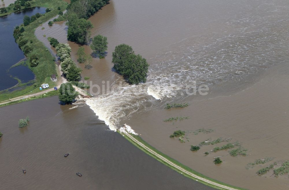 Fischbeck ( Elbe ) aus der Vogelperspektive: Hochwasser Pegel - Situation durch Dammbruch an den Überflutungsgebieten der Elbe bei Fischbeck ( Elbe ) im Bundesland Sachsen-Anhalt