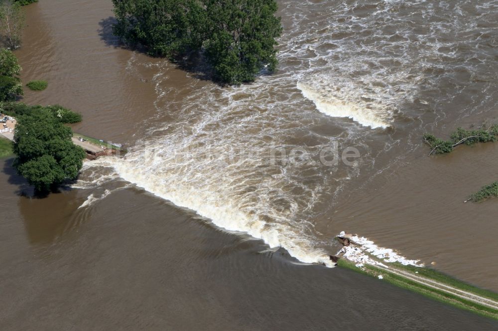 Luftbild Fischbeck ( Elbe ) - Hochwasser Pegel - Situation durch Dammbruch an den Überflutungsgebieten der Elbe bei Fischbeck ( Elbe ) im Bundesland Sachsen-Anhalt