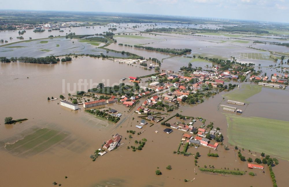 Luftaufnahme Fischbeck ( Elbe ) - Hochwasser Pegel - Situation durch Dammbruch an den Überflutungsgebieten der Elbe bei Fischbeck ( Elbe ) im Bundesland Sachsen-Anhalt