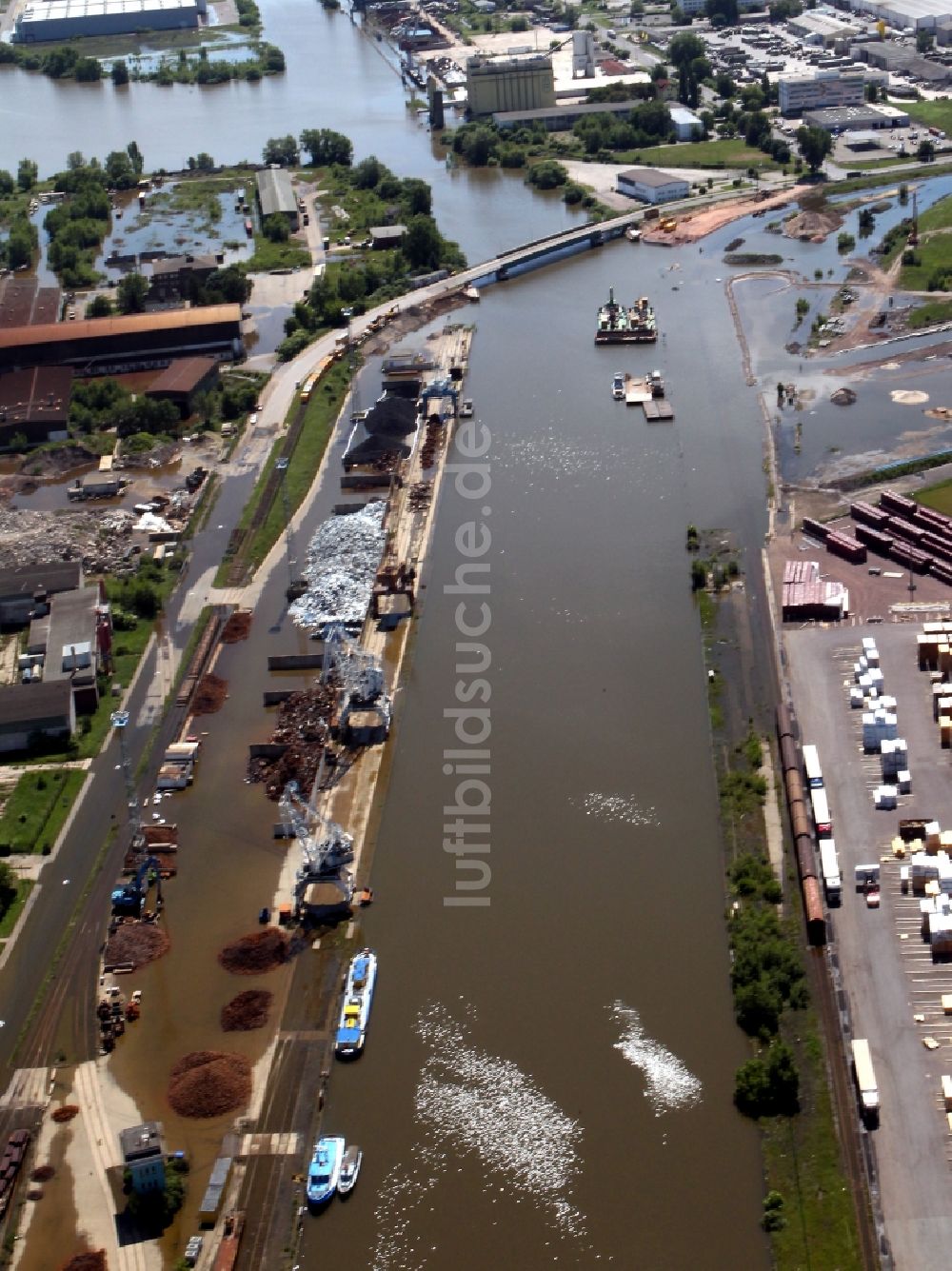 Magdeburg aus der Vogelperspektive: Hochwasser Pegel - Situation am Uferbereich des Abstiegs- Kanals im Industrie - Hafen Magdeburg - Rothensee im Bundesland Sachsen-Anhalt