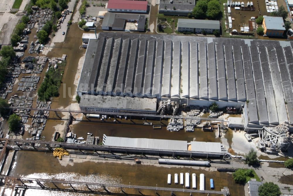 Luftbild Magdeburg - Hochwasser Pegel - Situation am Uferbereich des Abstiegs- Kanals im Industrie - Hafen Magdeburg - Rothensee im Bundesland Sachsen-Anhalt