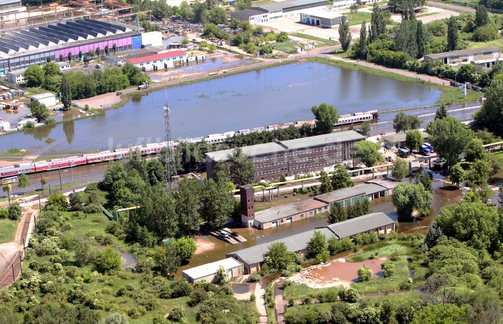 Luftaufnahme Magdeburg - Hochwasser Pegel - Situation am Uferbereich des Abstiegs- Kanals im Industrie - Hafen Magdeburg - Rothensee im Bundesland Sachsen-Anhalt