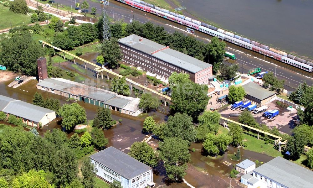 Magdeburg von oben - Hochwasser Pegel - Situation am Uferbereich des Abstiegs- Kanals im Industrie - Hafen Magdeburg - Rothensee im Bundesland Sachsen-Anhalt