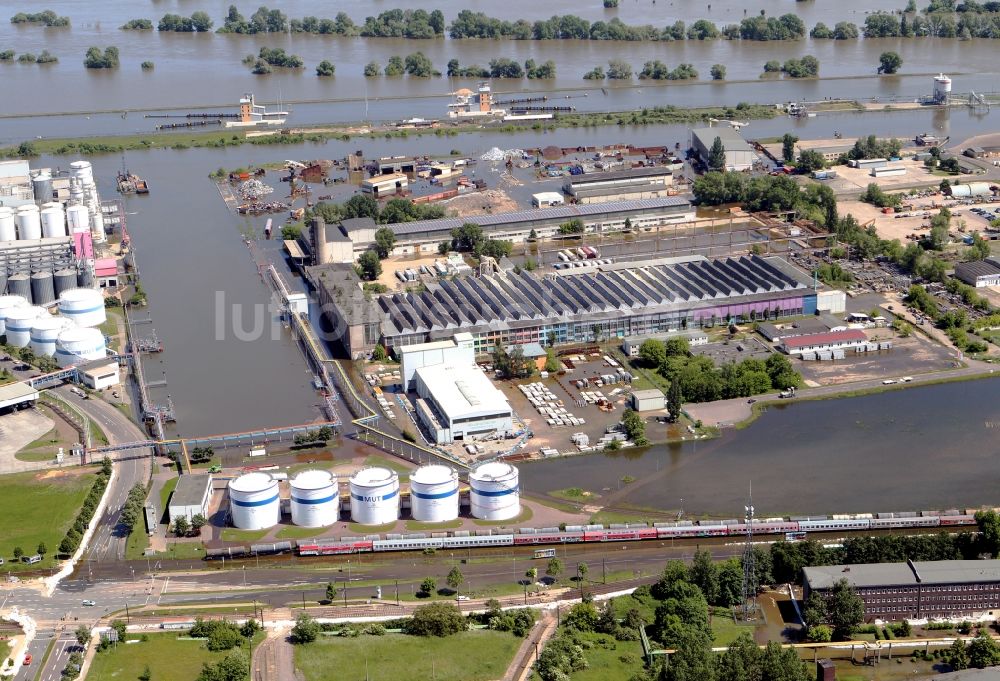 Magdeburg aus der Vogelperspektive: Hochwasser Pegel - Situation am Uferbereich des Abstiegs- Kanals im Industrie - Hafen Magdeburg - Rothensee im Bundesland Sachsen-Anhalt