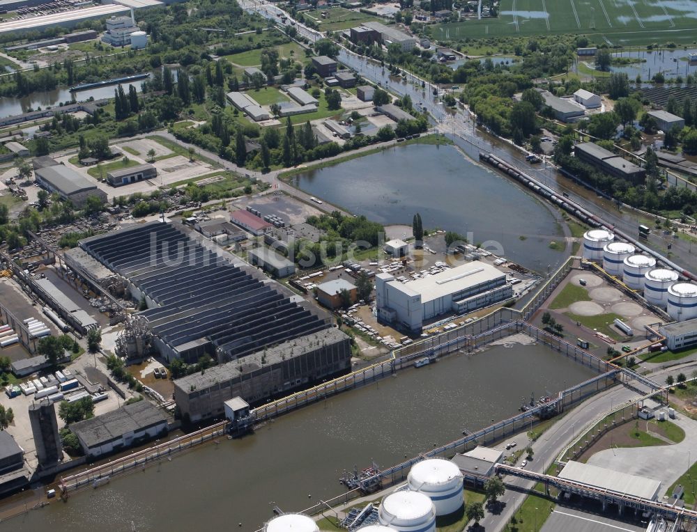 Luftbild Magdeburg - Hochwasser Pegel - Situation am Uferbereich des Abstiegs- Kanals im Industrie - Hafen Magdeburg - Rothensee im Bundesland Sachsen-Anhalt